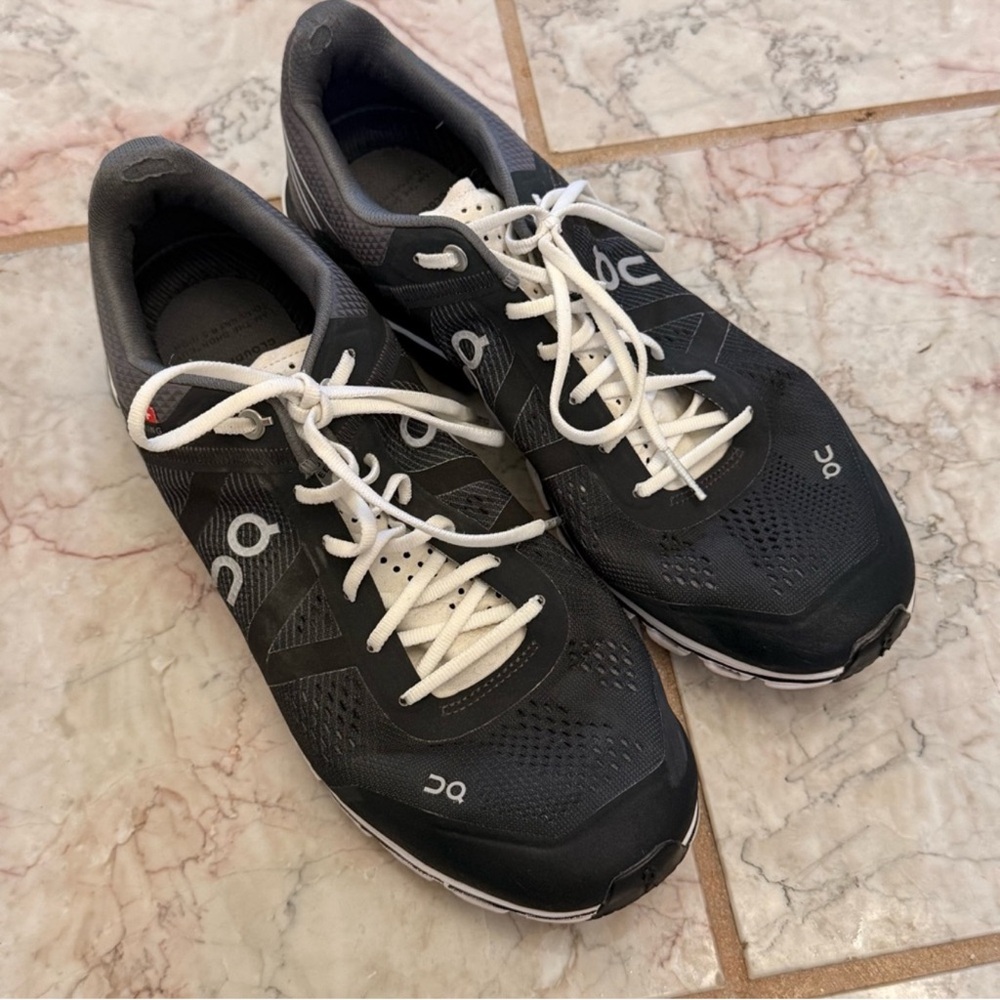 On Running Cloud Women’s 9 Black White Classic Athletic Lightweight Running Shoe - Picture 2 of 9